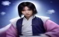 青柠tv官网数据分析师正在操作双屏电脑，屏幕上显示影视内容评分趋势折线图与用户访问热力图